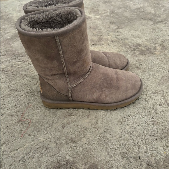 Women’s Uggs - Picture 2 of 4